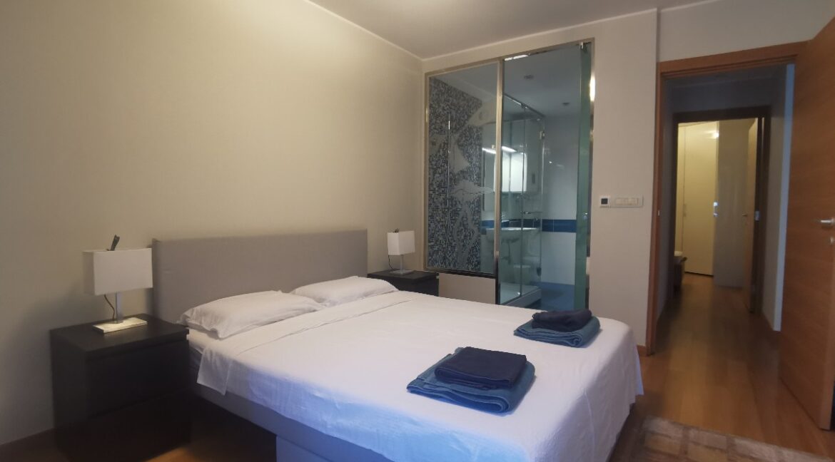 FE404785-1B2C-4EE9-A937-546639A6DE7C